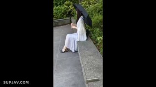 可爱的大学生沉迷于独自玩耍